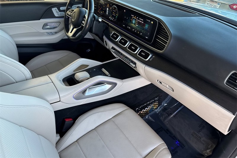 Mercedes-Benz GLE Vehicle Full-screen Gallery Image 15