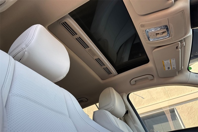 Mercedes-Benz GLE Vehicle Full-screen Gallery Image 16