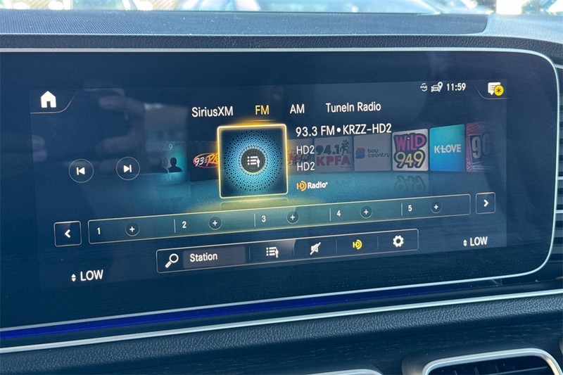 Mercedes-Benz GLE Vehicle Full-screen Gallery Image 17