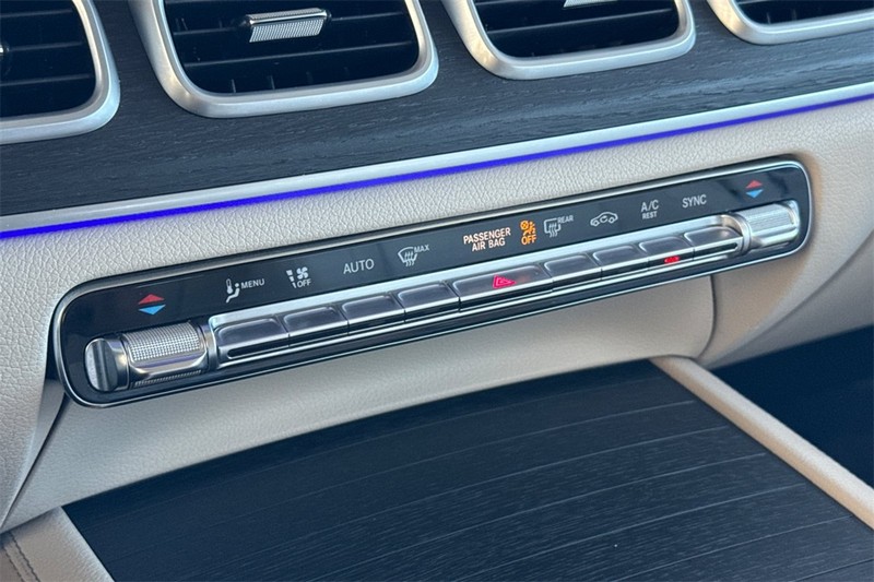 Mercedes-Benz GLE Vehicle Full-screen Gallery Image 20