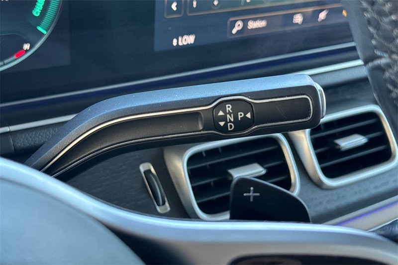 Mercedes-Benz GLE Vehicle Full-screen Gallery Image 21