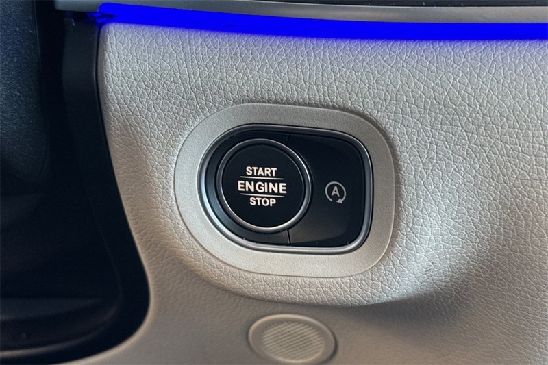 Mercedes-Benz GLE Vehicle Full-screen Gallery Image 22