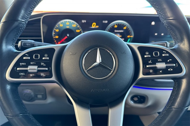 Mercedes-Benz GLE Vehicle Full-screen Gallery Image 23