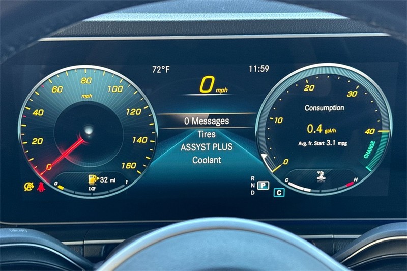 Mercedes-Benz GLE Vehicle Full-screen Gallery Image 24