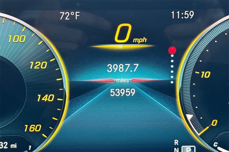 Mercedes-Benz GLE Vehicle Full-screen Gallery Image 25