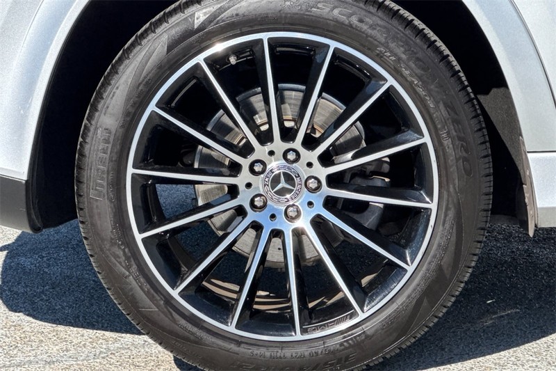 Mercedes-Benz GLE Vehicle Full-screen Gallery Image 26