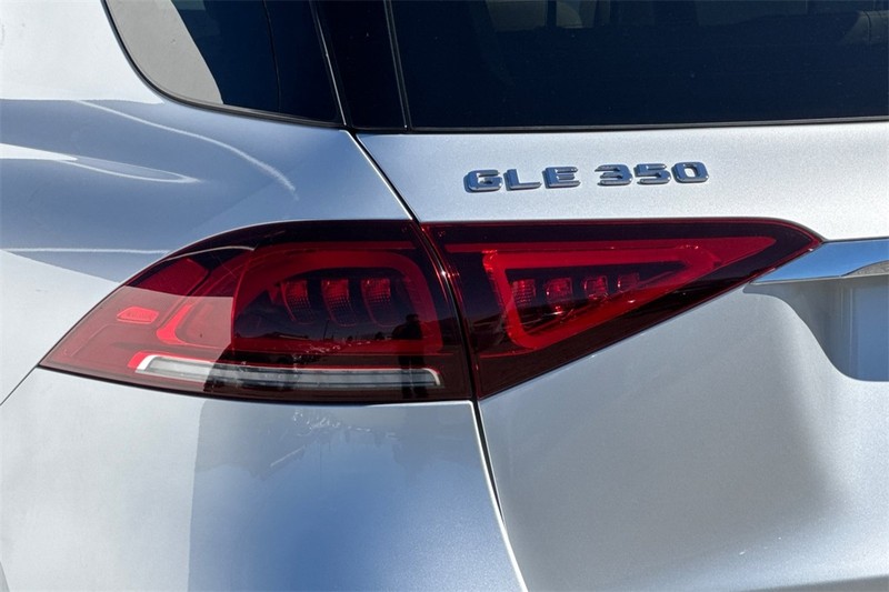 Mercedes-Benz GLE Vehicle Full-screen Gallery Image 27