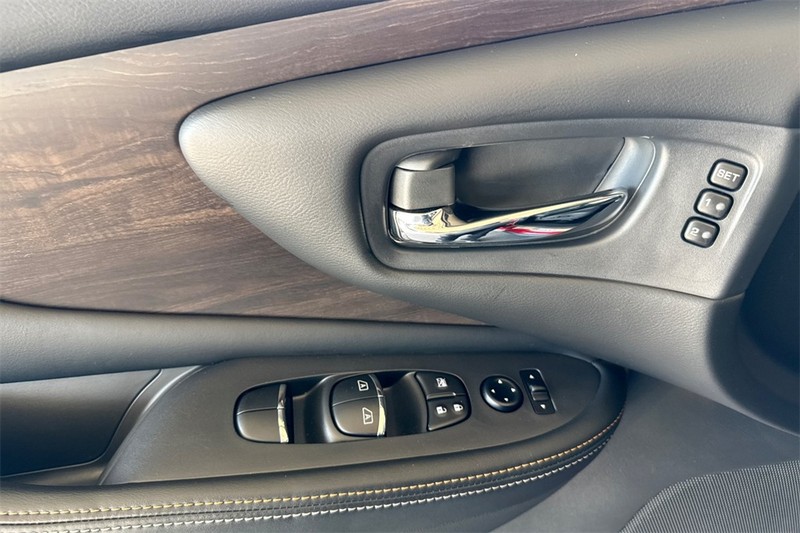 Nissan Murano Vehicle Full-screen Gallery Image 11