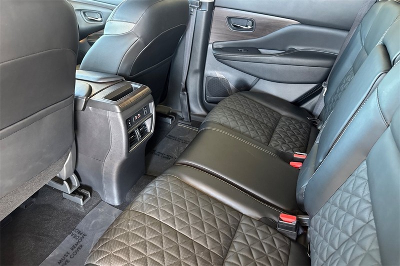 Nissan Murano Vehicle Full-screen Gallery Image 12