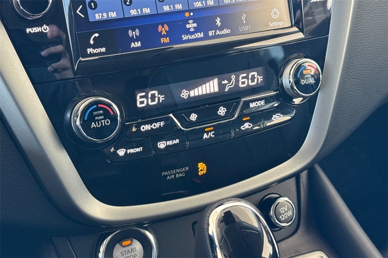 Nissan Murano Vehicle Full-screen Gallery Image 20