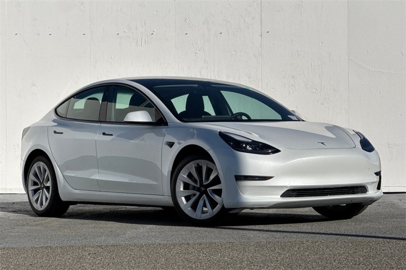 Tesla Model 3 Vehicle Full-screen Gallery Image 02