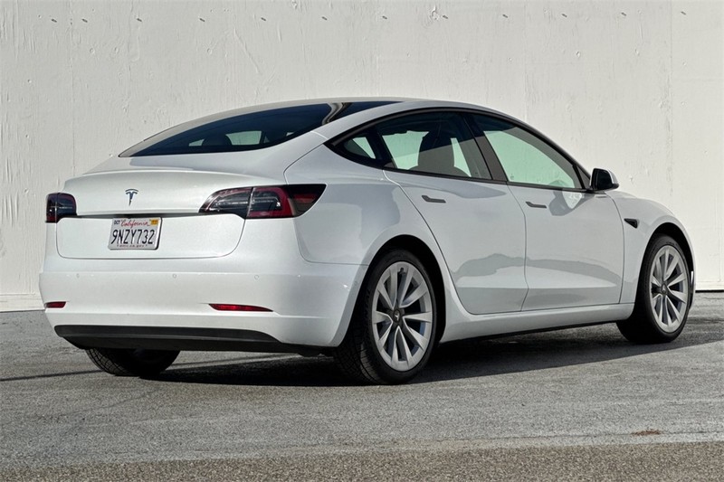 Tesla Model 3 Vehicle Full-screen Gallery Image 04