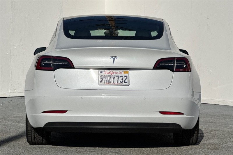 Tesla Model 3 Vehicle Full-screen Gallery Image 05