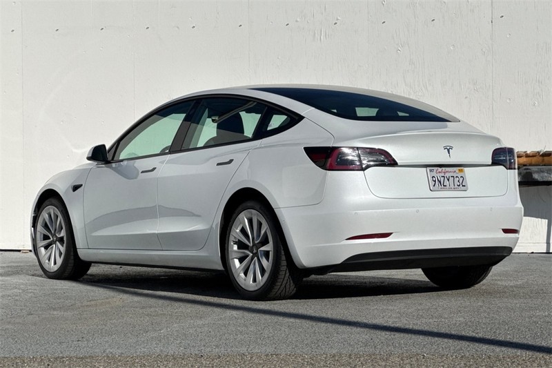 Tesla Model 3 Vehicle Full-screen Gallery Image 06