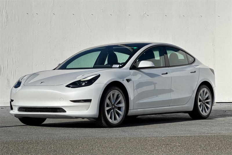 Tesla Model 3 Vehicle Full-screen Gallery Image 08
