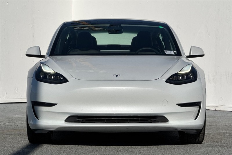 Tesla Model 3 Vehicle Full-screen Gallery Image 09