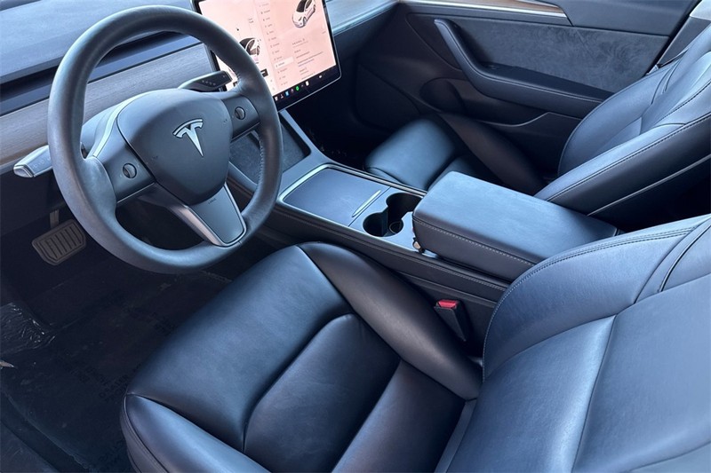 Tesla Model 3 Vehicle Full-screen Gallery Image 10