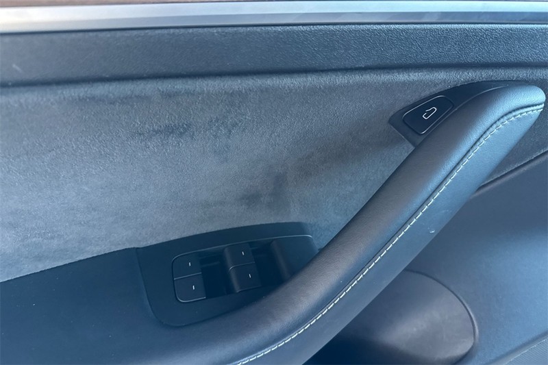 Tesla Model 3 Vehicle Full-screen Gallery Image 11
