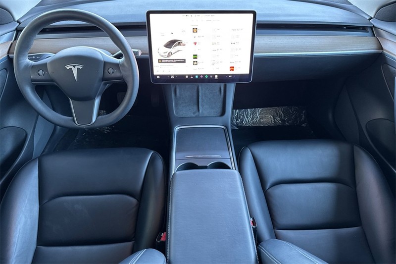 Tesla Model 3 Vehicle Full-screen Gallery Image 13