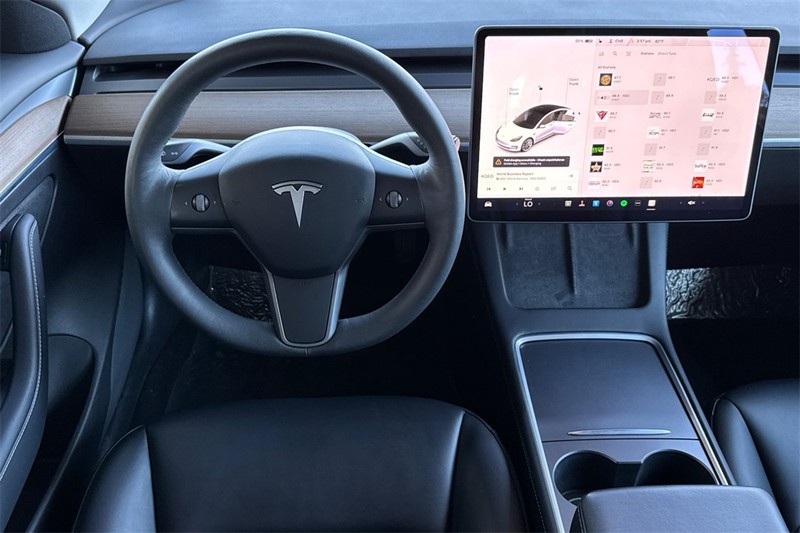 Tesla Model 3 Vehicle Full-screen Gallery Image 14