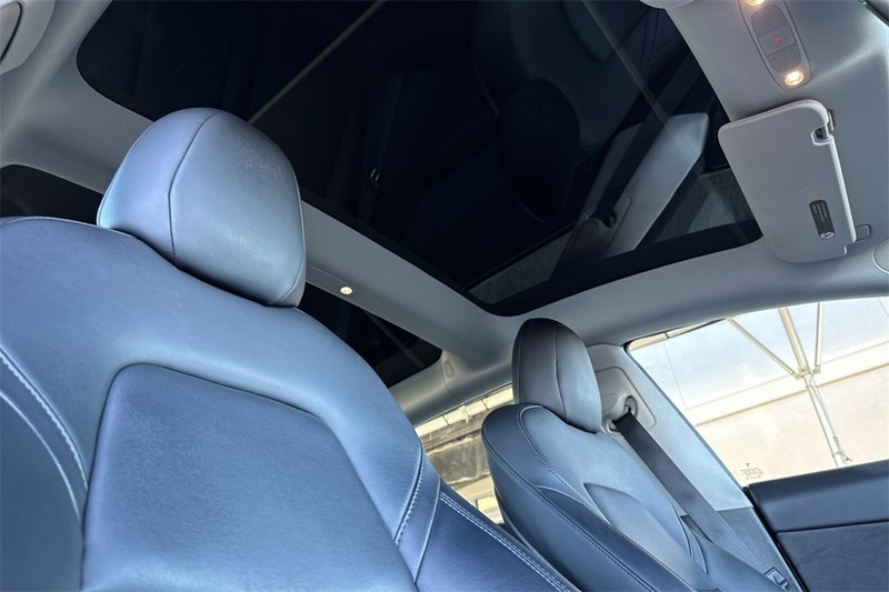 Tesla Model 3 Vehicle Full-screen Gallery Image 16
