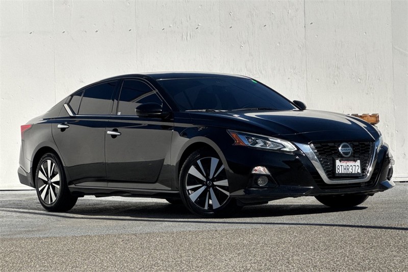 Nissan Altima Vehicle Full-screen Gallery Image 02