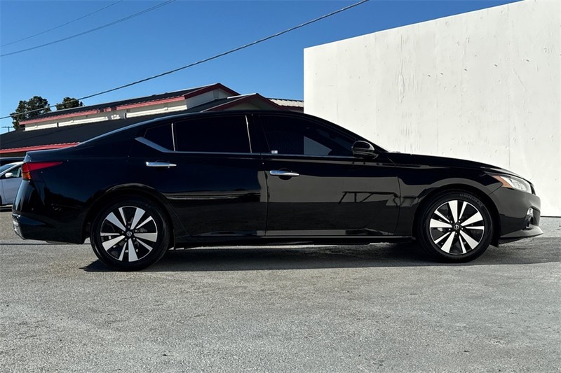 Nissan Altima Vehicle Full-screen Gallery Image 03