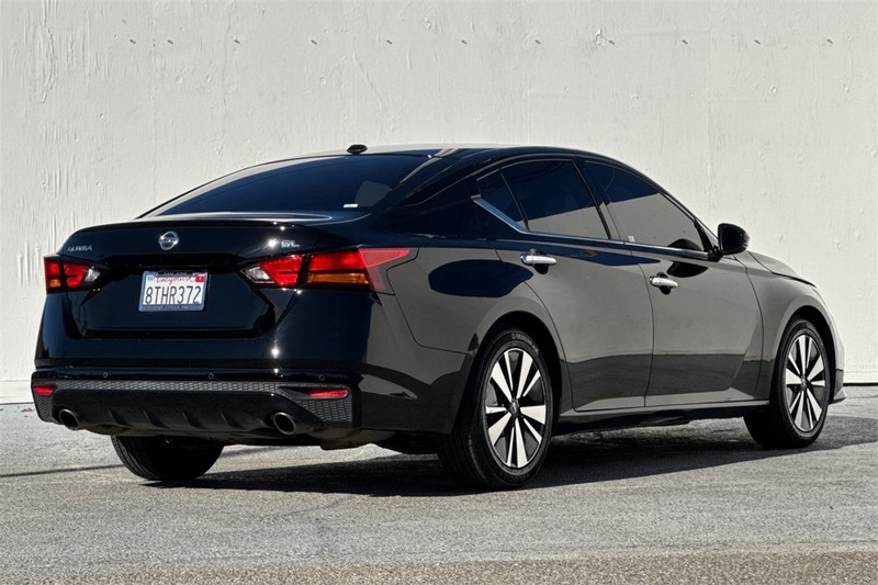 Nissan Altima Vehicle Full-screen Gallery Image 04