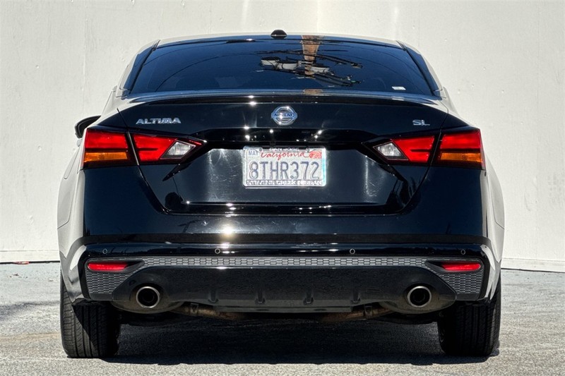 Nissan Altima Vehicle Full-screen Gallery Image 05