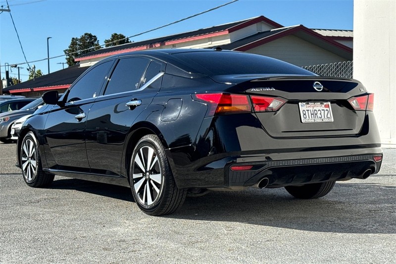 Nissan Altima Vehicle Full-screen Gallery Image 06