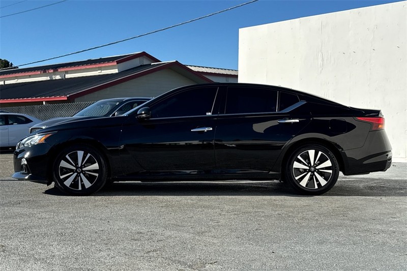 Nissan Altima Vehicle Full-screen Gallery Image 07