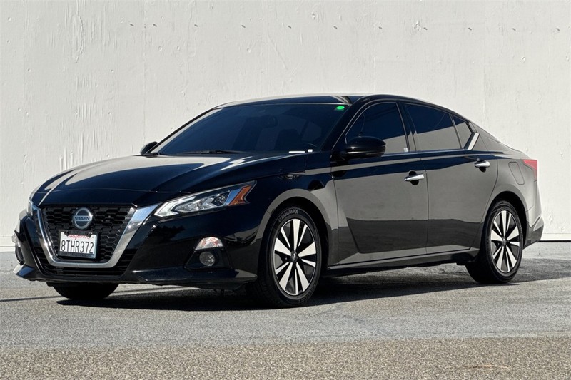 Nissan Altima Vehicle Full-screen Gallery Image 08