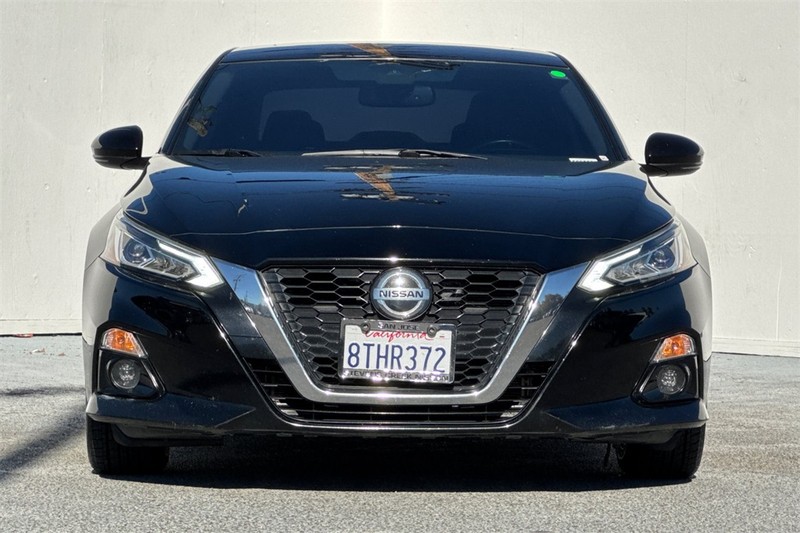 Nissan Altima Vehicle Full-screen Gallery Image 09