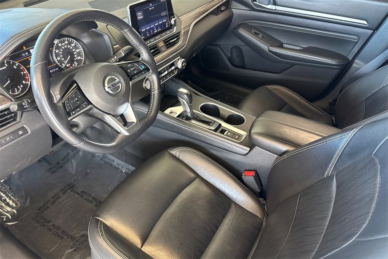 Nissan Altima Vehicle Full-screen Gallery Image 10