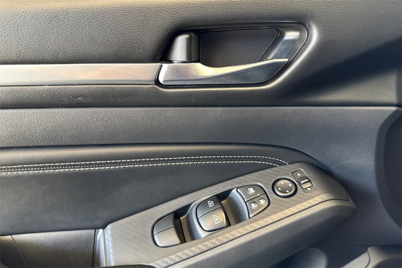 Nissan Altima Vehicle Full-screen Gallery Image 11