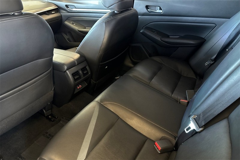 Nissan Altima Vehicle Full-screen Gallery Image 12