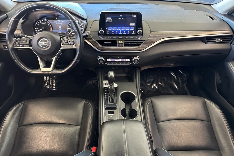 Nissan Altima Vehicle Full-screen Gallery Image 13