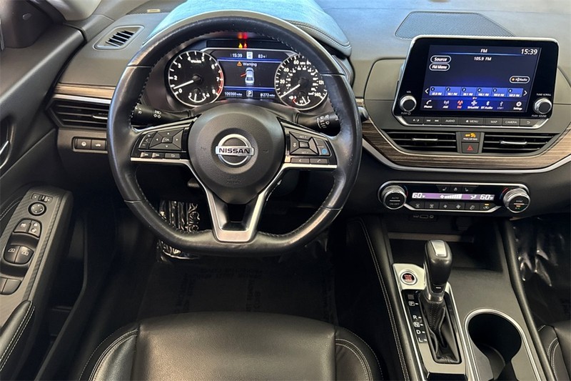 Nissan Altima Vehicle Full-screen Gallery Image 14