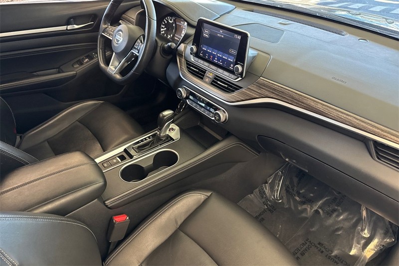 Nissan Altima Vehicle Full-screen Gallery Image 15