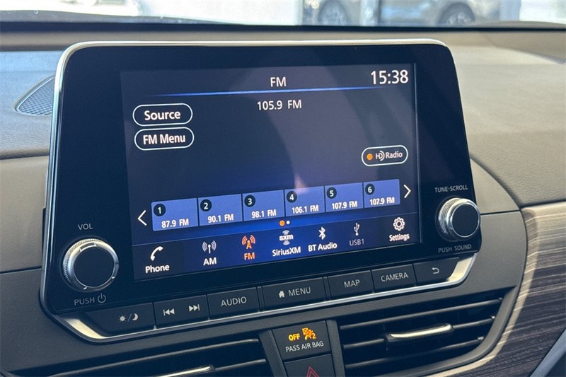 Nissan Altima Vehicle Full-screen Gallery Image 17