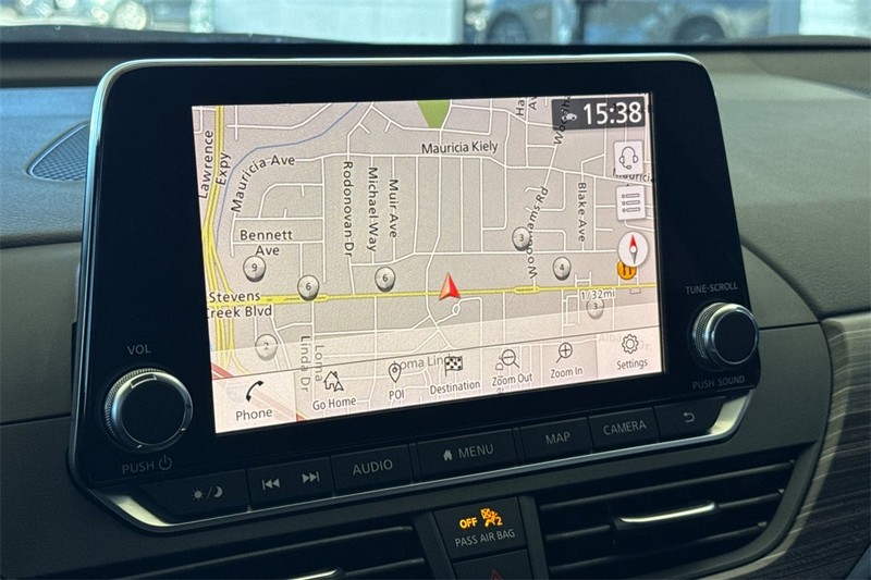 Nissan Altima Vehicle Full-screen Gallery Image 18