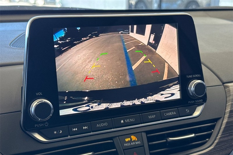 Nissan Altima Vehicle Full-screen Gallery Image 19