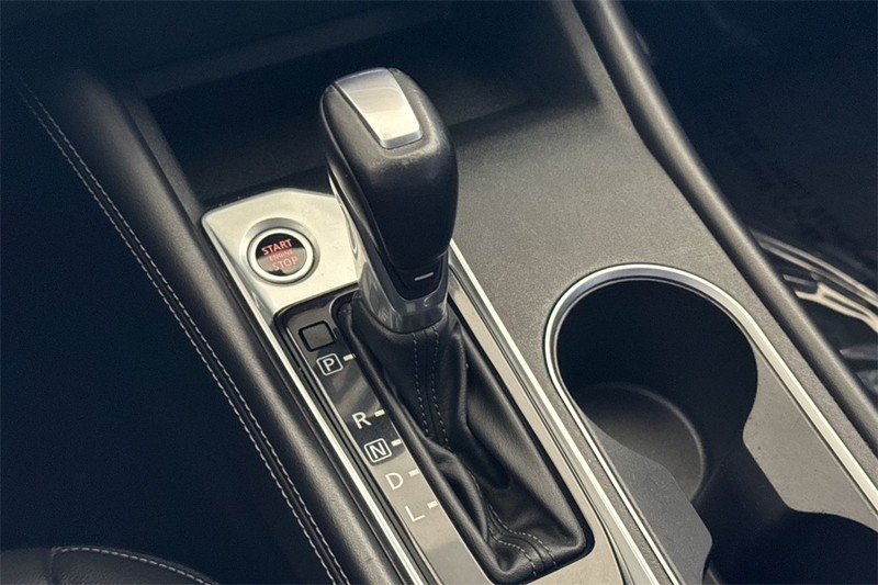 Nissan Altima Vehicle Full-screen Gallery Image 21