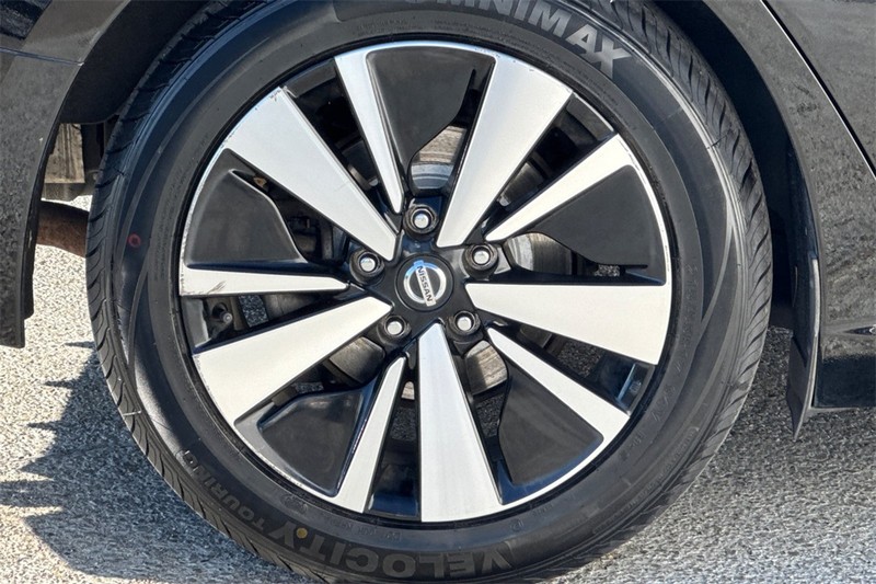 Nissan Altima Vehicle Full-screen Gallery Image 26