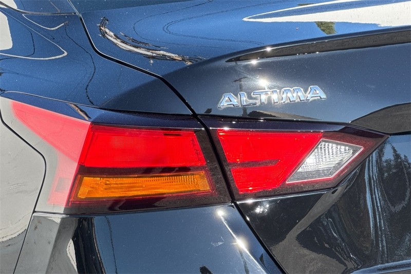 Nissan Altima Vehicle Full-screen Gallery Image 27