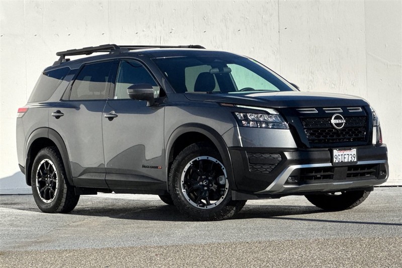 Nissan Pathfinder Vehicle Full-screen Gallery Image 02