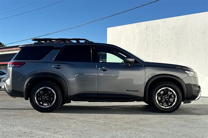 Nissan Pathfinder Vehicle Full-screen Gallery Image 03