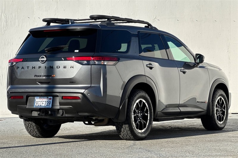 Nissan Pathfinder Vehicle Full-screen Gallery Image 04