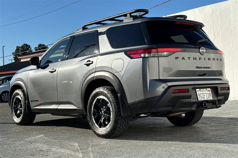 Nissan Pathfinder Vehicle Full-screen Gallery Image 06