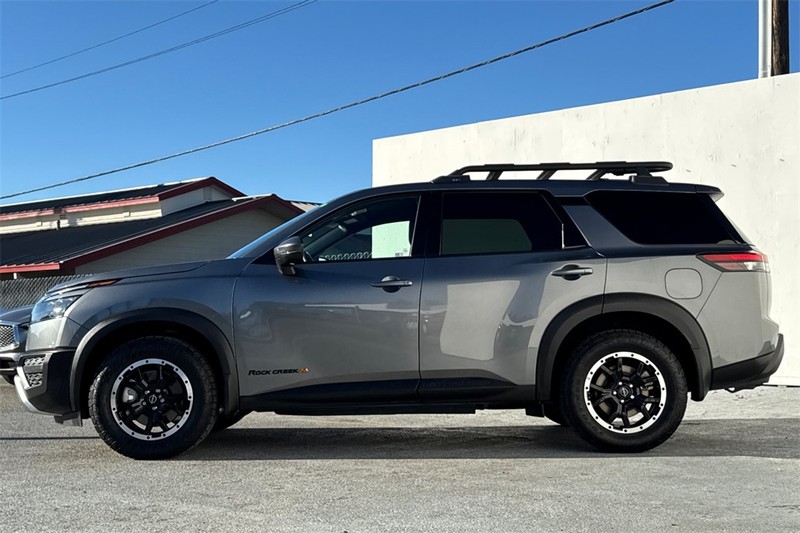 Nissan Pathfinder Vehicle Full-screen Gallery Image 07